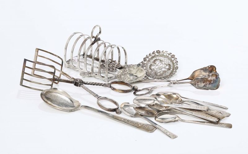 Insieme di argenti composti da due posate inglesi, XIX-XX secolo, coppia di portatoast inglesi, XX secolo, pinza e paletta  - Asta Antiquariato - Cambi Casa d'Aste