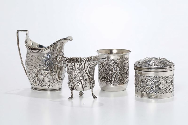 Insieme di oggetti in argento sbalzato, Inghilterra XX secolo  - Auction Fine Art - Cambi Casa d'Aste