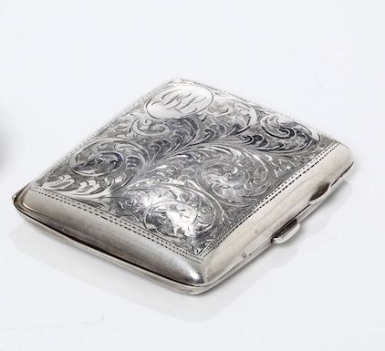 Lotto di una scatoletta in argento ed un portasigarette  - Auction Silvers - Cambi Casa d'Aste