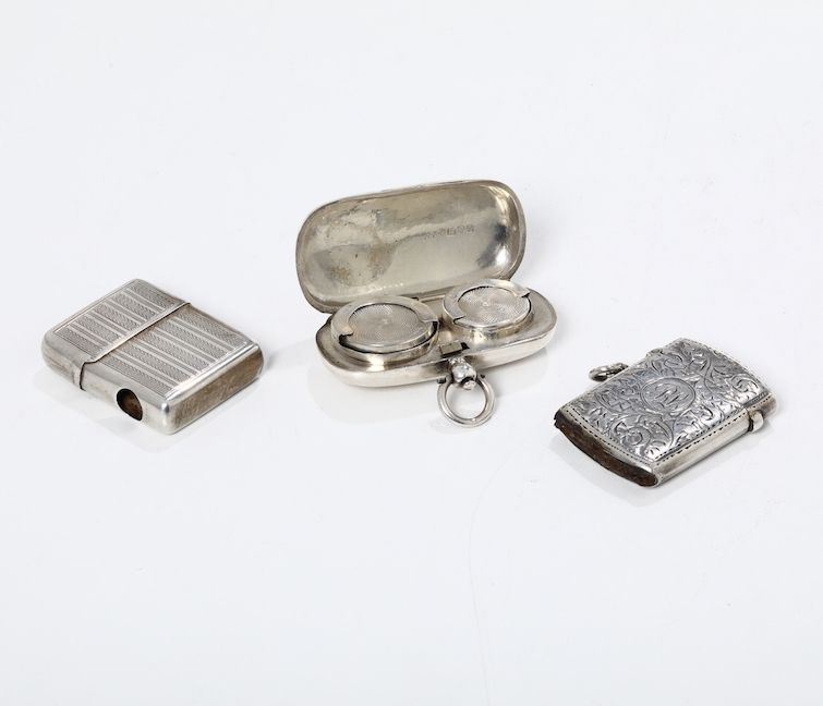 Scatola portamonete e due scatole portafiammiferi, Inghilterra XX secolo  - Auction Silvers - Cambi Casa d'Aste