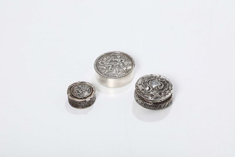 Lotto di tre scatoline in argento, XX secolo  - Asta Antiquariato - Cambi Casa d'Aste