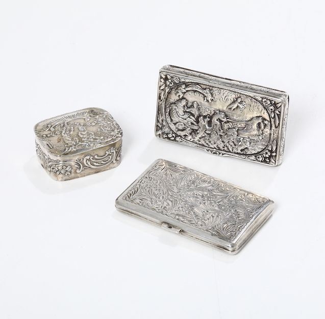 Lotto di due scatoline in argento e portasigarette inglese  - Asta Argenti - Cambi Casa d'Aste