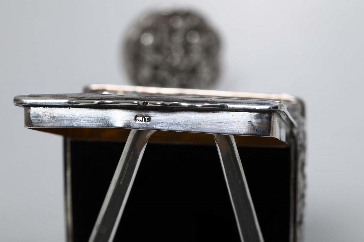 Due Scatolette in Argento Sbalzato, una Inghilterra XX Secolo