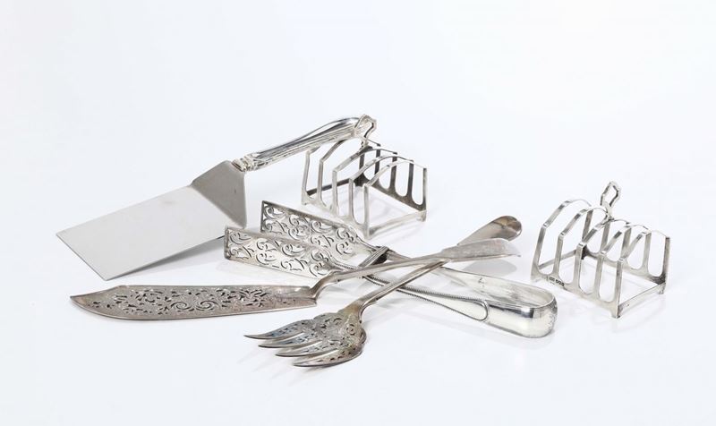 Insieme di posate vietnam composto da 12 piccole più una grande, Vietnam, due cucchiai da cerimonia in argento XX secolo, e due pinze  - Asta Antiquariato - Cambi Casa d'Aste