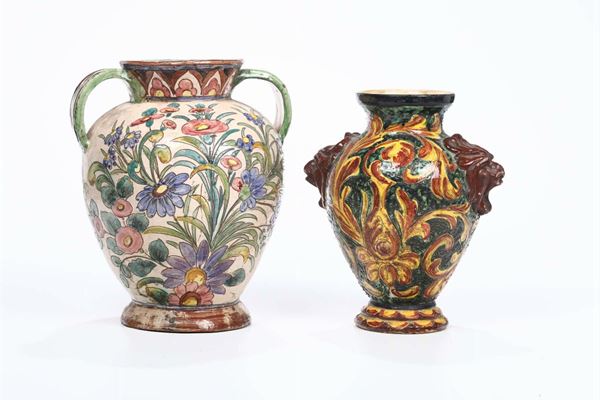 Due vasi biansati in ceramica, decoro floreale in policromia, manifattura del Monte sa Savino, anni 20-30 del '900
