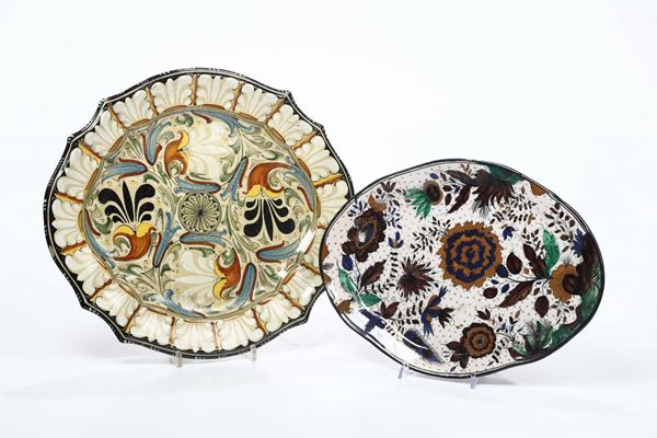 Due vassoi centinati in maiolica, decoro floreale di fantasia in policromia, manifattura Molaroni Pesaro, anni 30 del '900