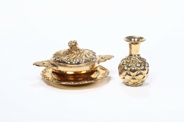 Due oggetti, zuppierina e vasetto a bottiglia di gusto settecentesco in maiolica dorata, manifattura italiana, anni 30 del '900