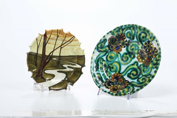 Due piatti in ceramica, uno a decoro floreale di fantasia, l’altro paesaggio invernale, manifatture venete anni 20 del '900. Uno Dolcetti in Venezia