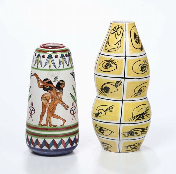 Due vasi in ceramica, uno con riquadri dipinti a fondo giallo, anni '50, l’altro a soggetti tratto dall’antico Egitto, manifattura Vignanelli Civitavecchia, anni 20-30 del '900