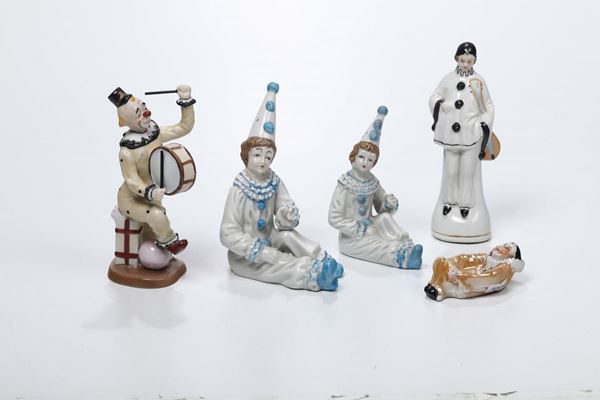 Lotto composto da cinque statuette in ceramica policroma raffiguranti Pierrots, manifattura francese, inizio '900