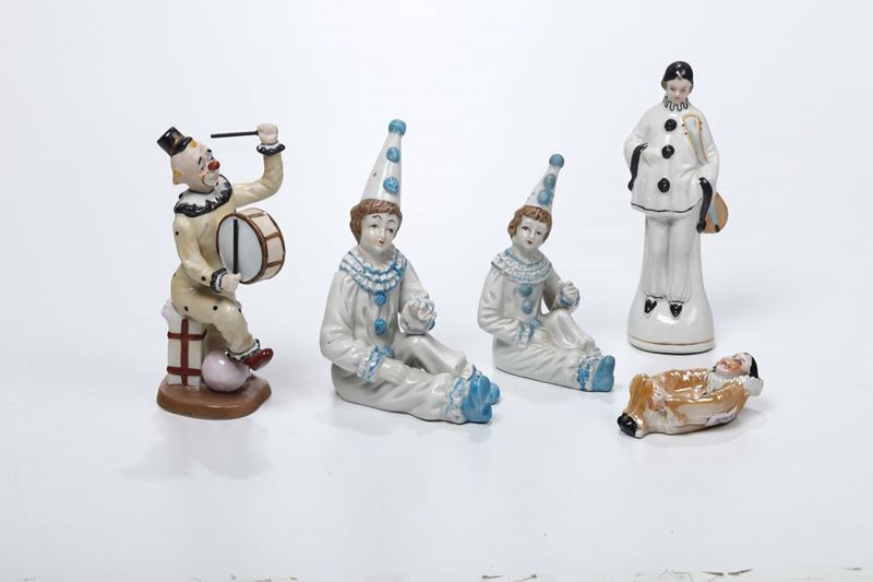 Lotto composto da cinque statuette in ceramica policroma raffiguranti Pierrots, manifattura francese, inizio '900  - Auction Fine Art - Cambi Casa d'Aste
