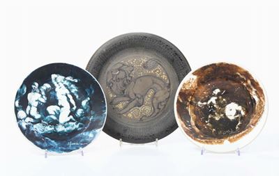 Lotto Composto da Tre Piatti, Porcellane e Ceramica Decorati con Pitture D’artista, Firmati Indis...