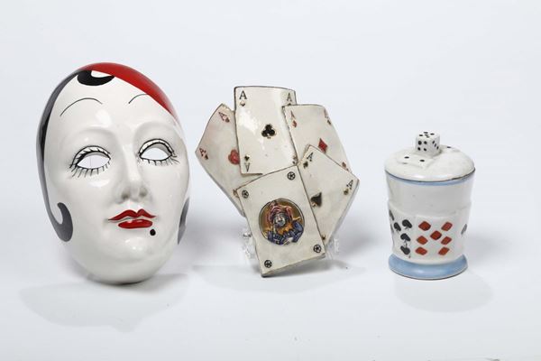 Lotto composto da tre pezzi, relativi al gioco delle carte, varie manifatture, anni '30 del 900
