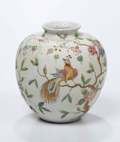 Piccolo Vaso in Ceramica di Forma Globulare, Decoro in Policromia alla Coreana su Fondo Bianco, F...
