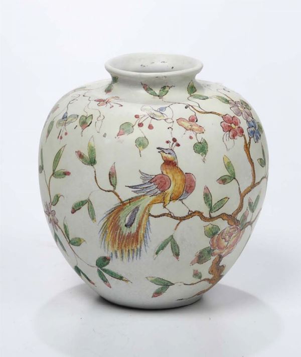 Piccolo vaso in ceramica di forma globulare, decoro in policromia alla Coreana su fondo bianco, firmato Alfredo Saltarelli, periodo Liberty