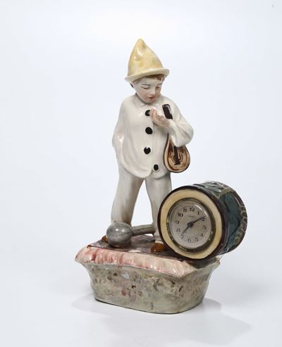 Orologio da Tavolo in Ceramica Raffigurante Pagliaccio. Manifattura G. Mollica Napoli, Anni '20 d...