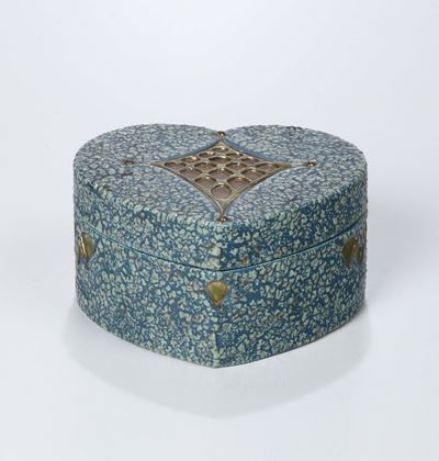 Scatola con Coperchio a Forma di Cuore in Ceramica, Decoro in Policromia con Dorature, Austria, P...