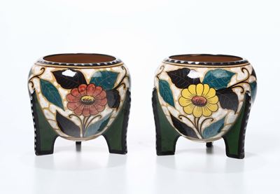 Coppia di Vasi in Ceramica di Foggia Globulare, Base Tripode Decoro Vegetale di Fantasia, Manifat...