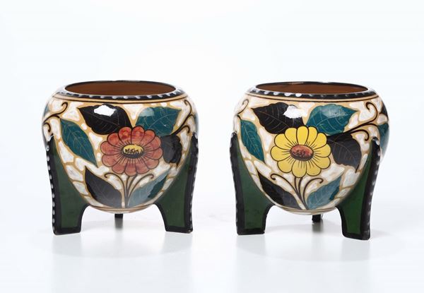 Coppia di vasi in ceramica di foggia globulare, base tripode decoro vegetale di fantasia, manifattura italiana, anni '30