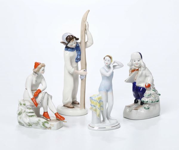 Gruppo di quattro figurette in porcellana, figure dello sport, era sovietica