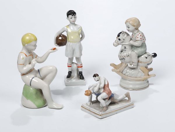 Gruppo di quattro figure in porcellana con sportivi, era sovietica