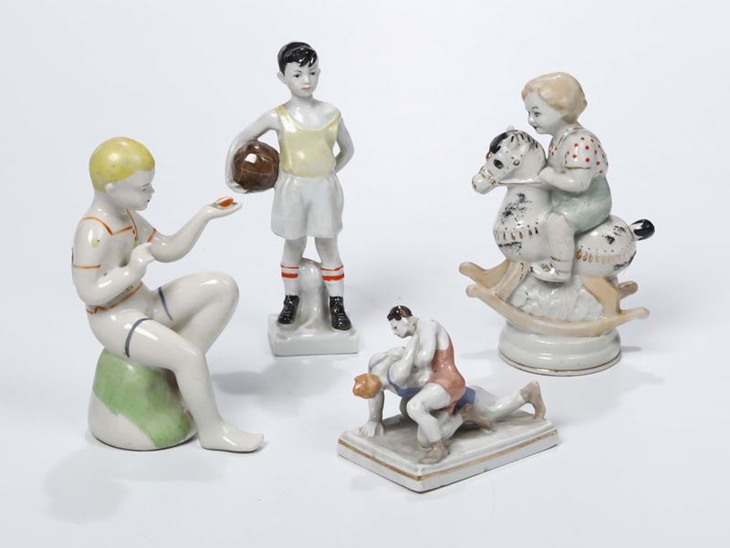 Gruppo di quattro figure in porcellana con sportivi, era sovietica  - Auction Fine Art - Cambi Casa d'Aste