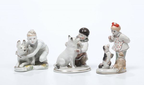 Gruppo di tre statuette in porcellana, era sovietica