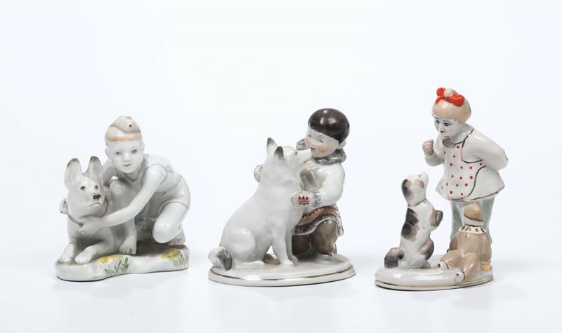 Gruppo di tre statuette in porcellana, era sovietica  - Auction Fine Art - Cambi Casa d'Aste
