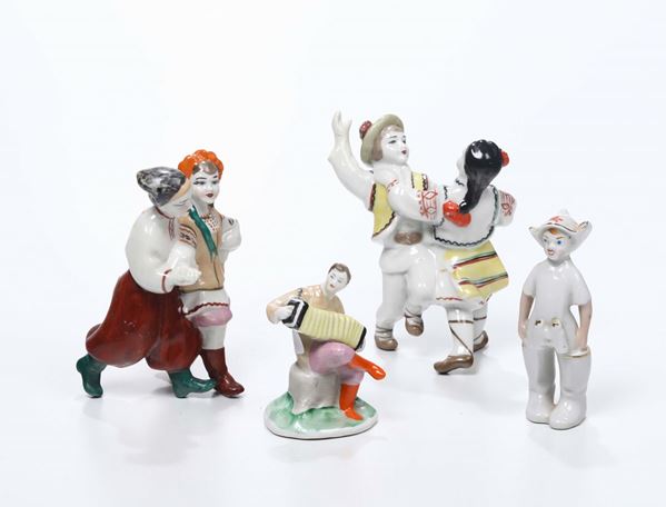 Gruppo di quattro figurette in porcellana, costumi russi danzanti, era sovietica