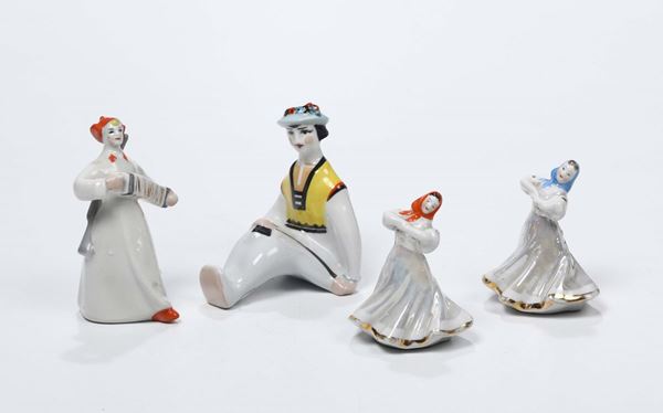 Gruppo di quattro figurette in porcellana soggetti femminili in costume russo, era sovietica