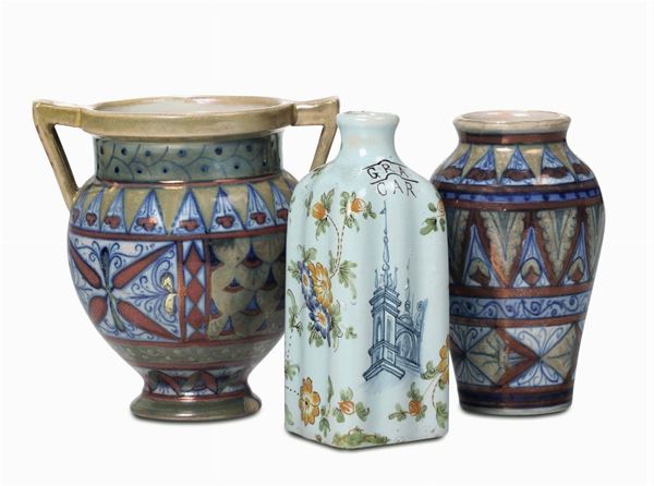 Lotto di tre piccoli vasi in ceramica, due Gualdo Tadino e uno Cantagalli, tutti marcati anni 30