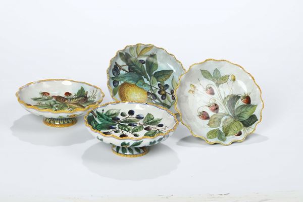 Lotto composto da quattro alzatine monopode baccallate in ceramica a decoro di frutta, marcate Cantagalli, anni 30