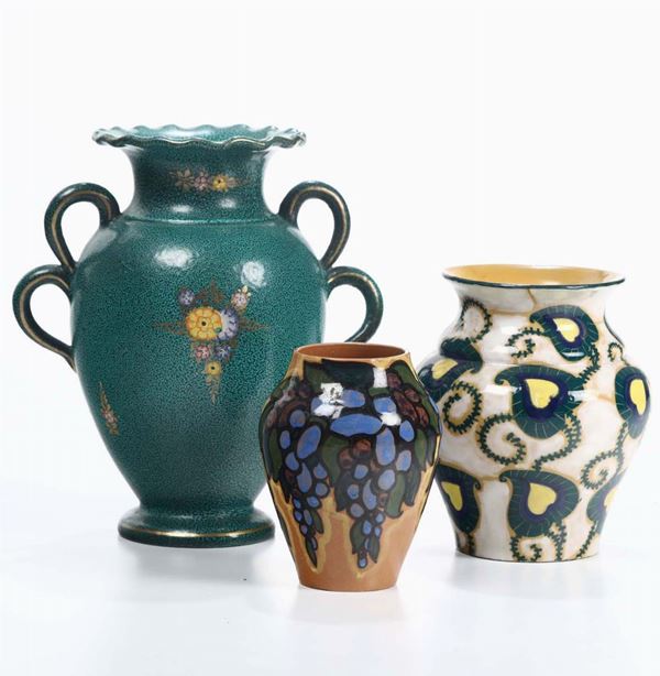 Lotto comprendenti tre piccoli vasi, rispettivamente Deruta, Albissola, Perugia, marcati, anni 30
