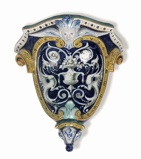 Bella mensola d’applique decoro in policromia su fondo blu, manifattura dell’Italia centrale, forse Minghetti, fine XIX secolo