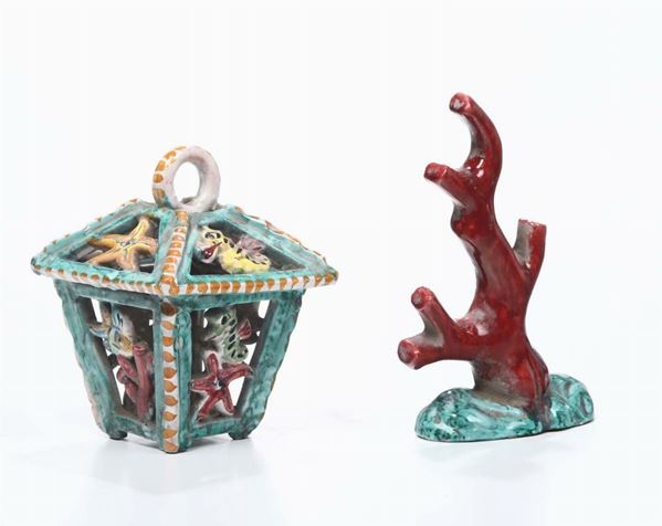 Lanterna in ceramica d’applique con braccetto in foggia di ramo di corallo, Vietri anni 30/40