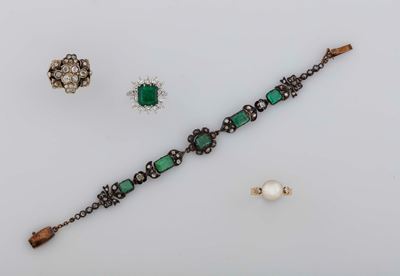 Lotto Composto da Anello con Perla, Anello con Smeraldo e Diamanti a Contorno, Anello con Diamant...