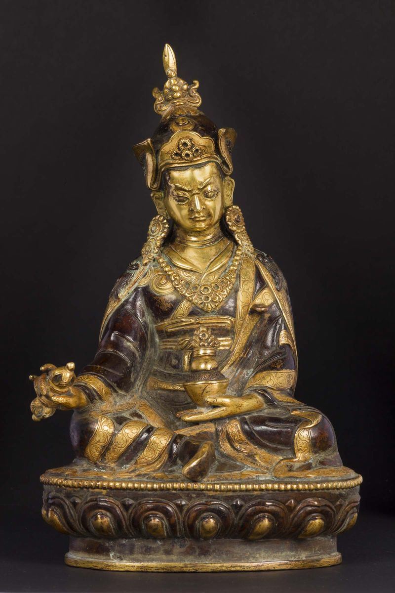 Figura di Padmasambhava in bronzo dorato e brunito seduto su fiore di loto con in mano dorje e coppa, Tibet, fine XVII secolo  - Asta Chinese Works of Art - Cambi Casa d'Aste