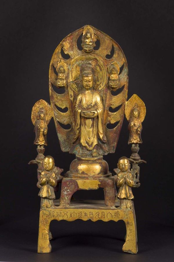 Gruppo in bronzo con tracce di doratura raffigurante Buddha con aura su piedistallo con monaci ed iscrizioni, Cina, Dinastia Qing, XIX secolo