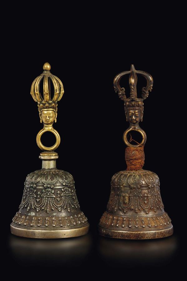 Due campane rituali ghanta in bronzo, Tibet, XIX secolo