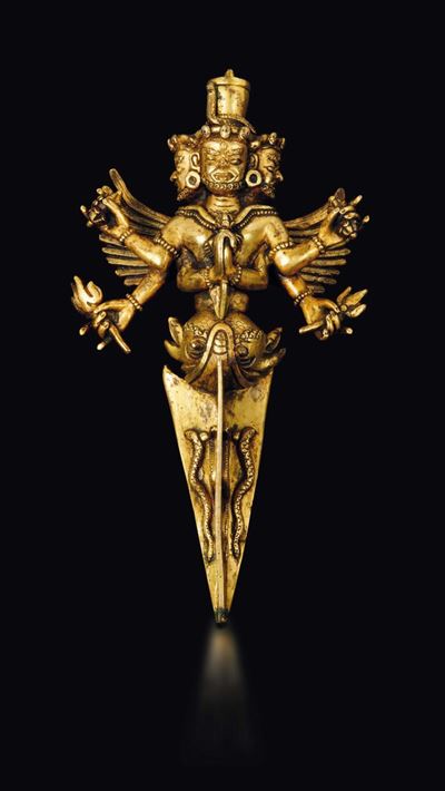 Pugnale Rituale Phurba in Bronzo Dorato Raffigurante Divinità Alata, Tibet, XIX Secolo