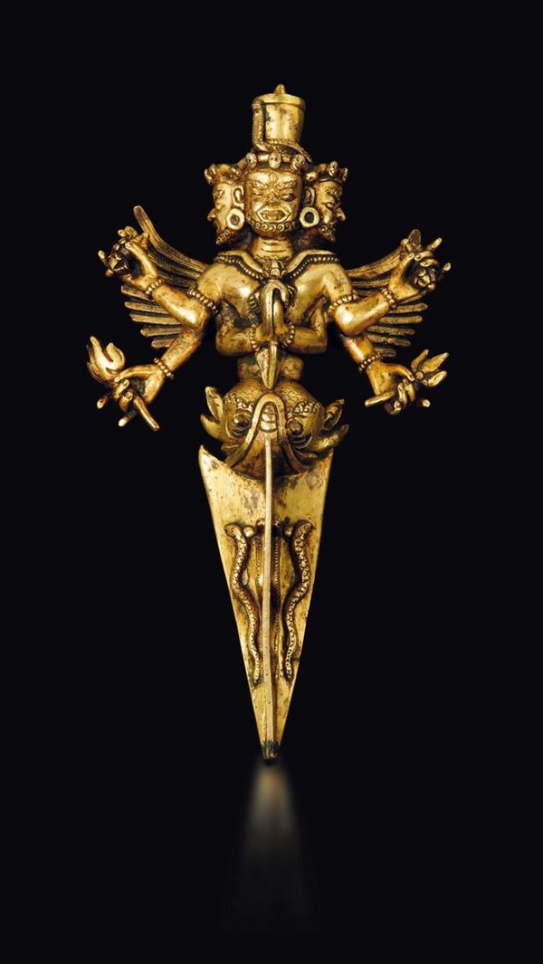 Pugnale rituale phurba in bronzo dorato raffigurante divinità alata, Tibet, XIX secolo