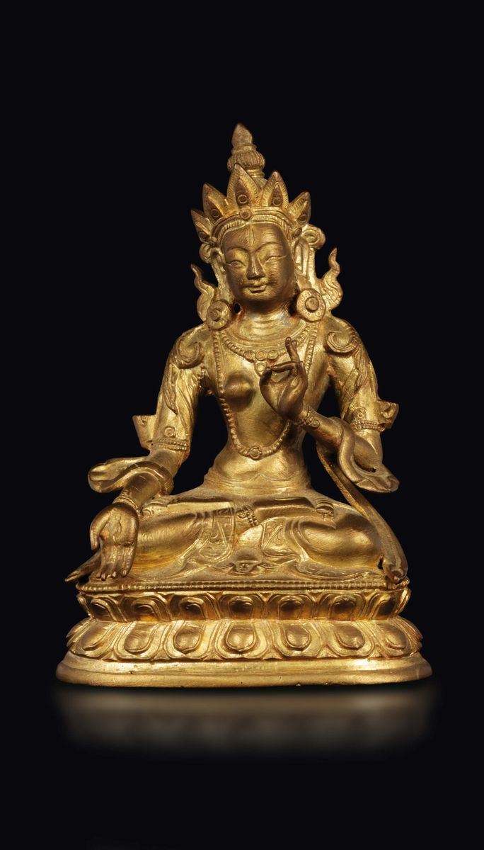 Figura di Amitaya in bronzo dorato seduta su doppio fiore di loto, Cina, Dinastia Qing, XVIII secolo  - Asta Fine Chinese Works of Art - Cambi Casa d'Aste