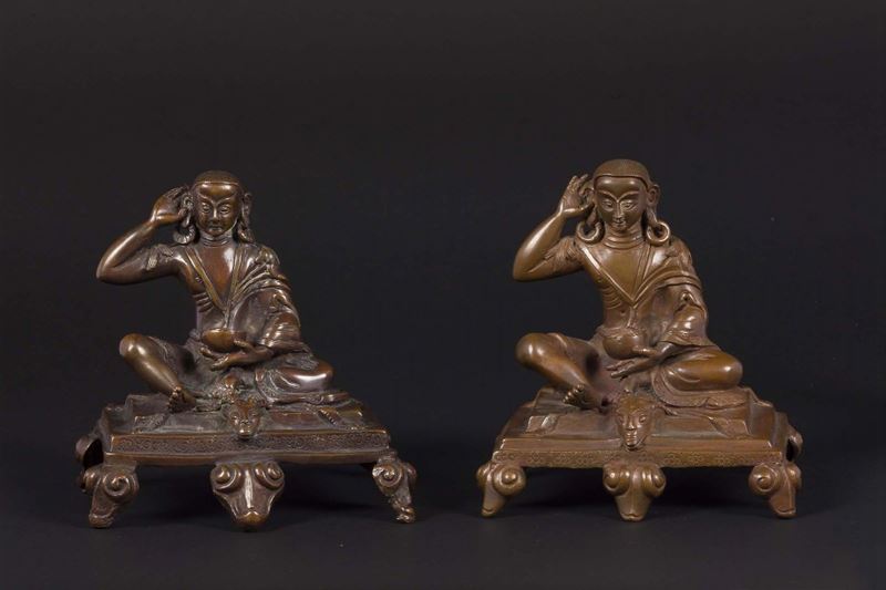 Due figure di monaci seduti in bronzo brunito con coppa atra tra le mani, Cina, Dinastia Qing, XIX secolo  - Asta Fine Chinese Works of Art - Cambi Casa d'Aste