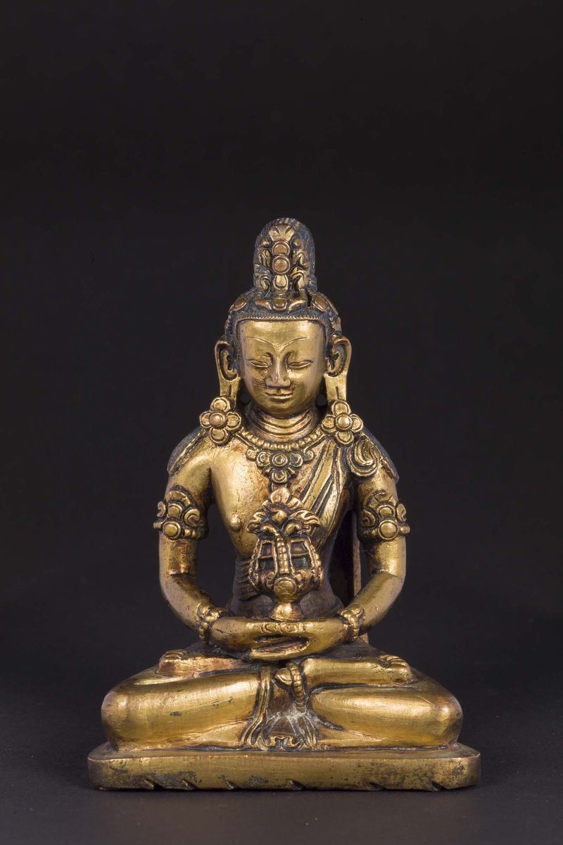 Figura di Amitabha in bronzo dorato seduto con coppa tra le mani, Tibet, XIX secolo  - Asta Chinese Works of Art - Cambi Casa d'Aste