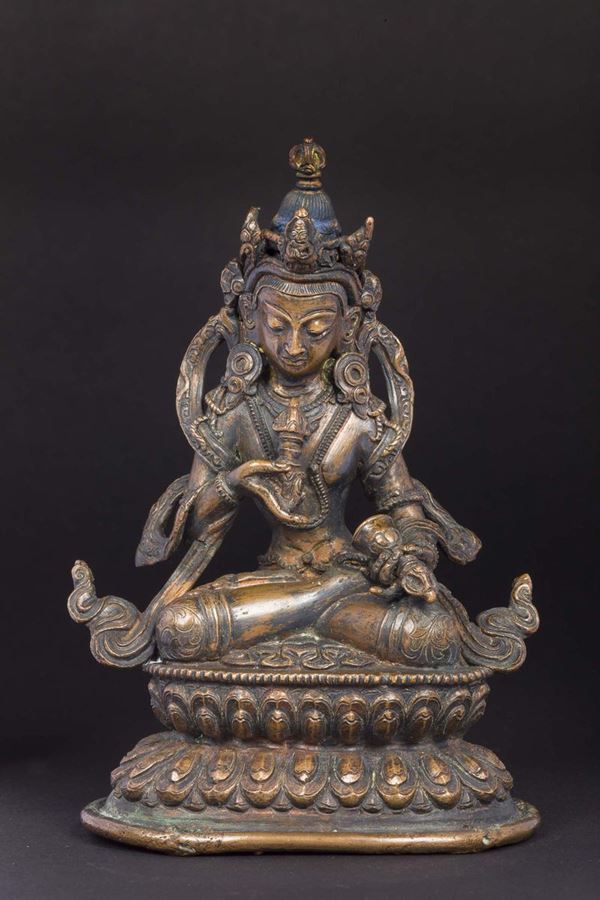 Figura di Vajrasattva in bronzo con tracce di doratura seduto su doppio fiore di loto con dorje e campana ghanta tra le mani, Tibet, XVII secolo