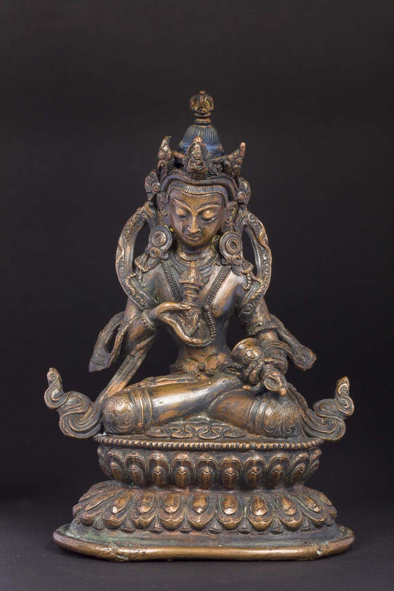 A semi-gilt bronze figure of Vajrasattva with dorje and ghanta seated on a double lotus flower, Tibet, 17th century  - Auction Fine Chinese Works of Art - Cambi Casa d'Aste
