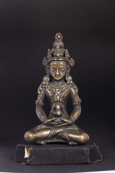 Figura di Amitayus in Bronzo con Coppa tra le Mani con Innesti in Giadeite, Tibet, XIX Secolo