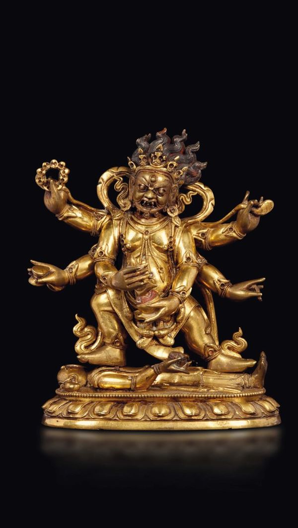 Figura di Sadbhuja-Mahakala in bronzo dorato con strumenti rituali su uomo con testa d’uccello, Tibet, XVIII secolo