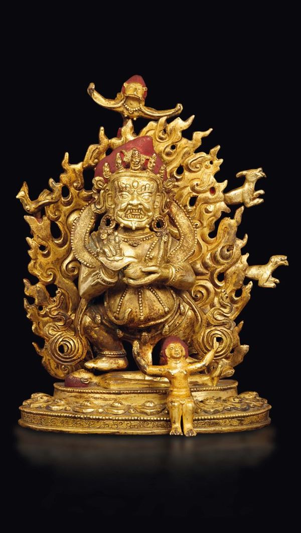 Figura di Gur-Mahakala in bronzo dorato con aura con fiere, Tibet, XVIII secolo