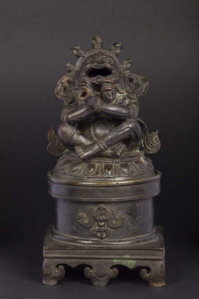 Incensiere in Bronzo con Coperchio con Mahakala Seduto su Fiore di Loto con Dorje, Tibet, XIX Sec...